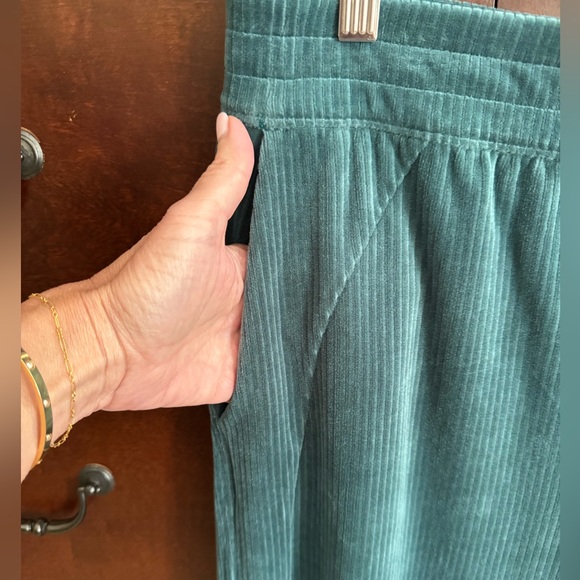 NWT Lululemon Scuba MR Wide-Leg Pant in Velvet Cord - Picture 3 of 6